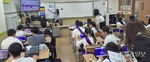 26일 오후 성남 위례한빛초에서 디지털 활용 수업이 열리고 있다. 박용규기자