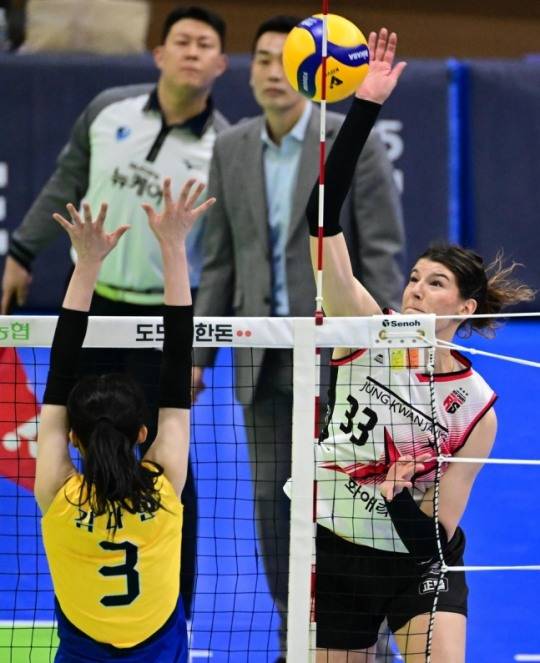 공격하는 정관장의 부키리치(오른쪽)