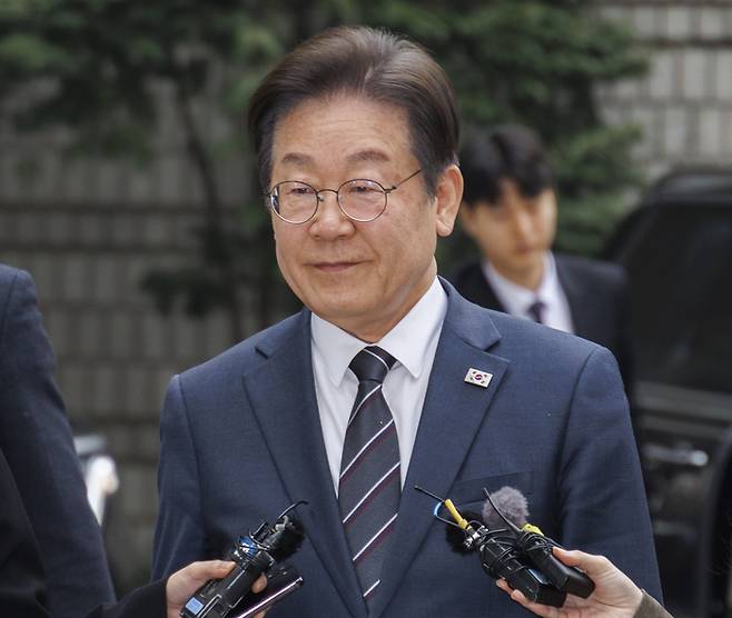 더불어민주당 이재명 대표가 25일 서울 서초구 서울중앙지법에서 열린 ‘대장동·위례·백현동·성남FC 사건’ 1심 공판에 출석해 취재진 질문을 받고 있다. [사진 출처 = 연합뉴스]
