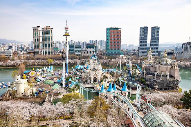 벚꽃이 만개한 봄날의 롯데월드 전경 / 사진=롯데월드