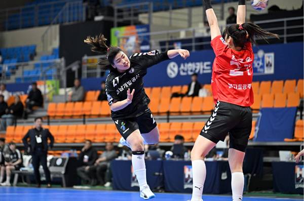 사진 경남개발공사 최지혜가 슛을 던지고 있다. 사진 제공=한국핸드볼연맹