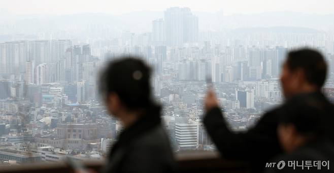 (서울=뉴스1) 박지혜 기자 = 지난달 전국 아파트 평균 분양가가 처음으로 3.3㎡(평)당 3000만원을 넘어선 것으로 집계됐다. 12일 부동산R114 자료에 따르면 지난달 전국 아파트 평균 분양가는 3.3㎡당 3120만원을 기록했다. 전국의 3.3㎡당 평균 분양가가 3천만원을 넘어선 것은 처음으로, 이전 최고치인 지난해 8월의 2474만원보다 600만원 이상 오른 수준이다. 사진은 이날 서울 남산에서 바라본 아파트 단지 모습. 2025.3.12/뉴스1 Copyright (C) 뉴스1. All rights reserved. 무단 전재 및 재배포, AI학습 이용 금지. /사진=(서울=뉴스1) 박지혜 기자