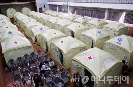 (산청=뉴스1) 윤일지 기자 = 경남 산청 대형 산불 닷새째인 25일 산청군 단성면 단성중학교에 마련된 이재민 대피소에서 이재민들이 휴식을 취하고 있다.  2025.3.25/뉴스1  Copyright (C) 뉴스1. All rights reserved. 무단 전재 및 재배포,  AI학습 이용 금지. /사진=(산청=뉴스1) 윤일지 기자