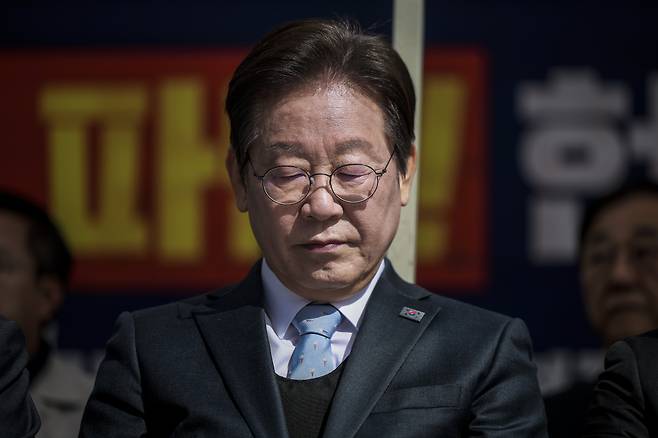 선거법 위반 사건의 2심 선고를 앞둔 이재명 더불어민주당 대표가 26일 서울 종로구 광화문 고궁박물관 앞 더불어민주당 천막당사에서 열린 최고위원회의에 참석해 있다. /사진=뉴시스