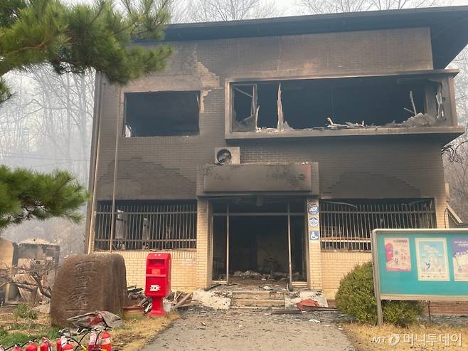 26일 오전 경북 안동시 남선우체국이 화재로 모두 전소됐다. /사진=이지현 기자.