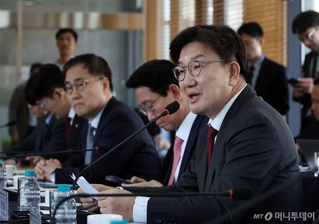 [대전=뉴시스] 고승민 기자 = 권성동 국민의힘 원내대표가 26일 대전 유성구 한국표준과학연구원에서 열린 기초과학 발전과 이공계 재도약을 위한 현장간담회에서 인사말을 하고 있다. 2025.03.26. kkssmm99@newsis.com /사진=고승민