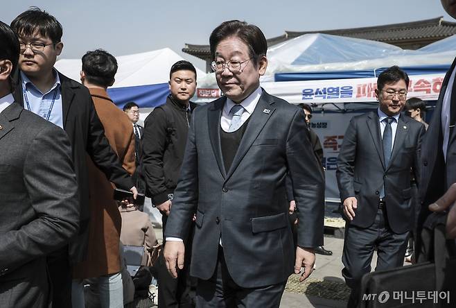 이재명 더불어민주당 대표가 26일 서울 종로구 광화문 고궁박물관 앞 더불어민주당 천막당사에서 열린 최고위원회의를 마친 뒤 이동하고 있다. /사진=뉴시스