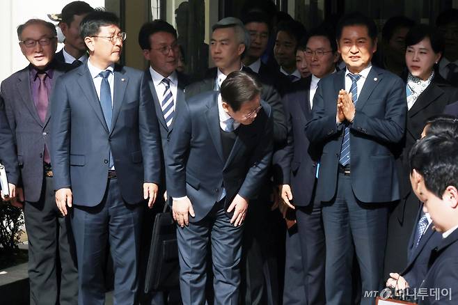 [서울=뉴시스] 사진공동취재단 = 이재명 더불어민주당 대표가 26일 서울 서초구 서울고등법원에서 열린 공직선거법 위반 혐의 항소심 선고 공판에서 무죄를 선고받은 뒤 지지자들에게 인사하고 있다. 2025.03.26. photo@newsis.com /사진=최동준