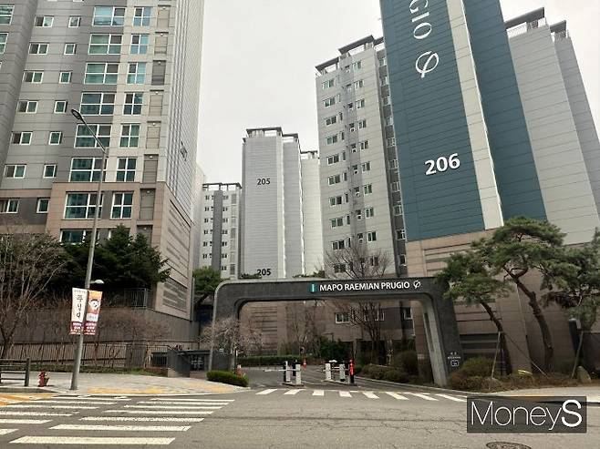 강남권이 토허제로 묶이면서 마포와 성동 등에 갭투자 문의가 증가하고 있다. 사진은 마포래미안푸르지오 아파트. /사진=장동규 기자