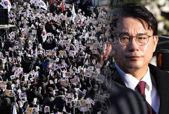 서울 용산구 한남동 대통령 관저 인근에서 윤석열 대통령 지지자들이 탄핵 반대 집회를 하고 있다. 오른쪽 사진은 윤상현 국민의힘 의원. 뉴시스, 연합뉴스