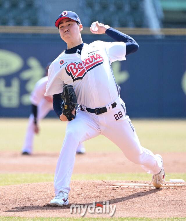 2025년 3월 14일 오후 서울 잠실야구장에서 2025 신한 SOL뱅크 KBO 리그 시범경기 KIA 타이거즈와 두산 베어스의 경기가 열렸다. 두산 선발투수 최승용이 역투하고 있다./마이데일리