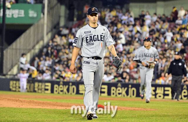 2025년 3월 26일 오후 서울잠실구장에서 진행된 '2025 신한 SOL뱅크 KBO 리그' 한화 이글스와 LG 트윈스의 경기. 한화 선발투수 엄상백이 3회말 투구를 마친 뒤 더그아웃으로 들어가고 있다./잠실 = 유진형 기자