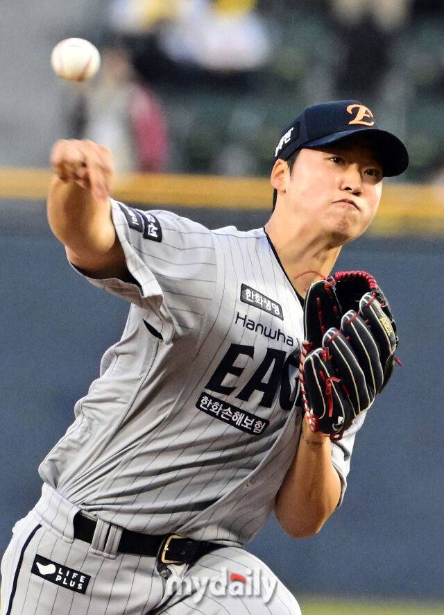 2025년 3월 26일 오후 서울잠실구장에서 진행된 '2025 신한 SOL뱅크 KBO 리그' 한화 이글스와 LG 트윈스의 경기. 한화 선발투수 엄상백이 역투하고 있다./잠실 = 유진형 기자