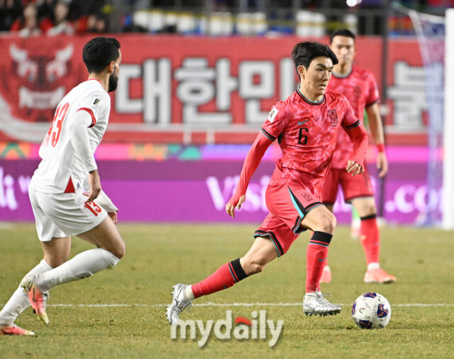황인범이 25일 오후 경기도 수원시 수원월드컵경기장에서 열린 '2026 북중미 월드컵 아시아지역 3차예선 B조 8차전' 대한민국과 요르단의 경기에서 드리블을 하고 있다./마이데일리 DB