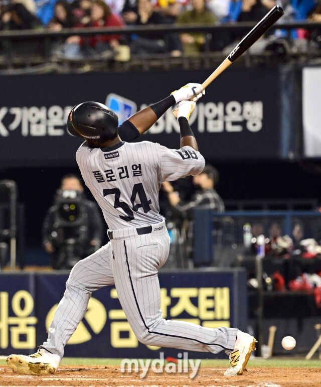 2025년 3월 26일 오후 서울잠실구장에서 진행된 '2025 신한 SOL뱅크 KBO 리그' 한화 이글스와 LG 트윈스의 경기. 한화 플로리얼이 7회초 선두타자로 나와 헛스윙을 하고 있다./잠실 = 유진형 기자