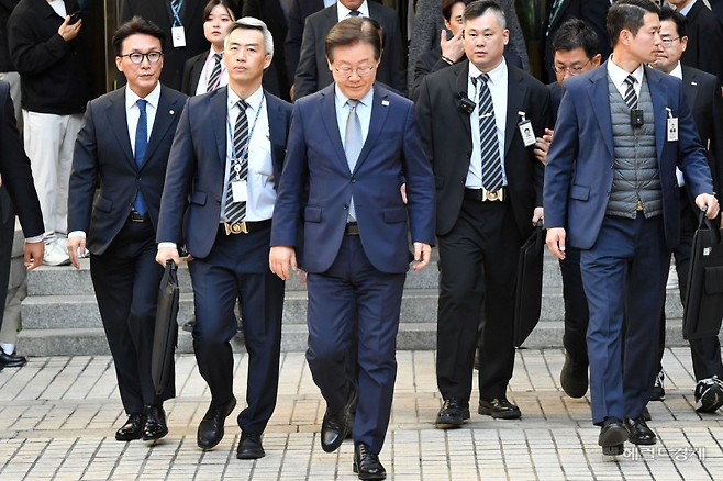 이재명 더불어민주당 대표가 지난해 11월 서울 서초구 서울중앙지방법원에서 열린 ‘공직선거법 위반’ 1심 선고 공판에서 징역 1년에 집행유예 2년을 선고 받은 뒤 법정을 나서고 있다. 이상섭 기자