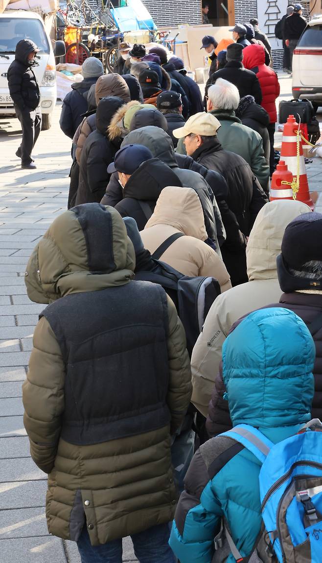 노인빈곤율이 2년 연속 악화된 것으로 나타난 3일 서울 종로구 탑골공원 원각사 노인무료급식소 앞에 어르신들이 점심식사를 위해 줄지어 서 있다. [연합]