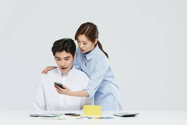 은행 예금 상품들이 연 2%대로 금리 수준이 줄줄이 내려오자 예테크족들이 ‘매일 이자’ 받는 서비스에서 재미를 찾고 있다. 다른 수시입출식 통장보다 높은 금리 수준을 내세운 데다 최근에는 연 4%대 상품까지 출시를 앞두고 있어 예테크족들이 몰리는 모습이다. [게티이미지뱅크]