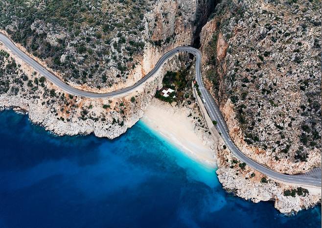 한 폭의 그림 같은 튀르키예 페티예의 모습이 펼쳐진 해안도로. 터키항공 한국취항 25주년 기념 조성준 작가 사진전 작품 중에서.