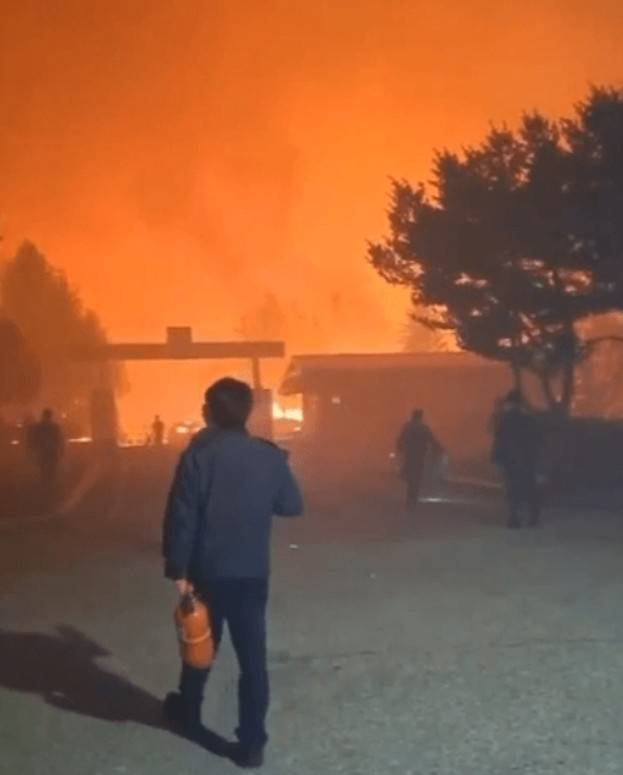 교도관이 소화기를 들고 산불을 진화하러 가는 모습.[온라인 커뮤니티]