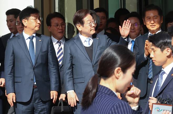 이재명(가운데) 더불어민주당 대표가 26일 서울고법에서 열린 공직선거법 위반 혐의 사건 항소심에서 무죄를 선고받은 후 지지자들에게 손을 흔들고 있다. [연합]