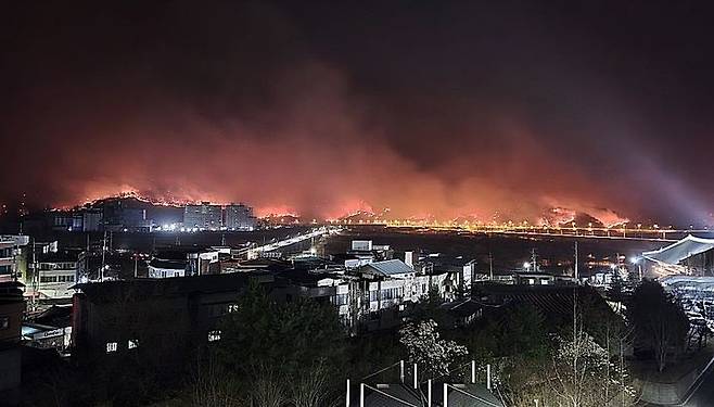 [안동=뉴시스] 국립경국대학교에서 바라본 안동 산불 모습. (사진=독자 제공) *재판매 및 DB 금지