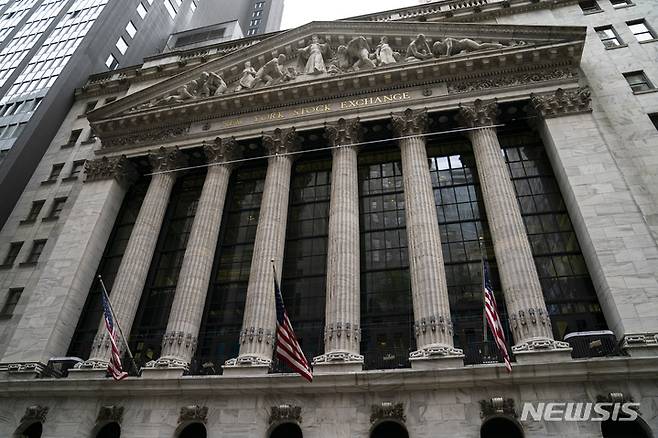[뉴욕=AP/뉴시스]미국의 관세 완화 축소 기대감이 이어지면서 25일(현지 시간) 뉴욕증시는 소폭 상승 마감했다. 사진은 미 뉴욕증권거래소. 2025.3.26