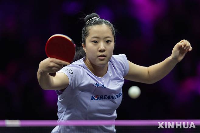 [충칭=신화/뉴시스] 신유빈(10위)이 14일(현지 시간) 중국 충칭에서 열린 월드테이블테니스(WTT) 챔피언스 충칭 2025 여자 단식 2회전(16강)에서 천싱퉁(4위·중국)과 경기하고 있다. 신유빈이 0-3(10-12 8-11 1-11)으로 완패하며 탈락해 이번 대회에 출전한 한국 선수 전원이 탈락했다. 2025.03.15.
