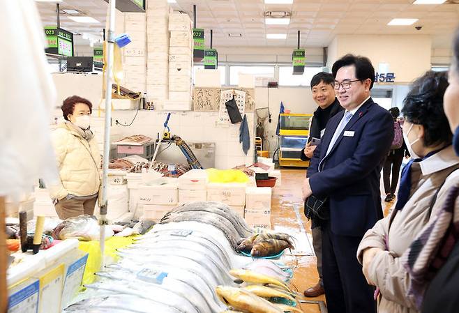 [서울=뉴시스] 박일하 구청장이 지난 2023년 2월 노량진수산시장을 방문해 상인들의 애로사항을 청취하고 있다. 2025.03.26 (사진 제공=동작구청) photo@newsis.com *재판매 및 DB 금지