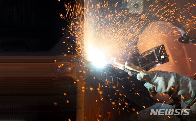 선체 용접작업을 하고 있는 현대중공업 근로자. 2019.02.01. (사진=현대중공업 제공) photo@newsis.com