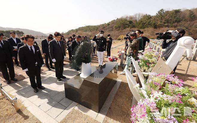 [대전=뉴시스] 고승민 기자 = 권성동 국민의힘 원내대표가 26일 국립대전현충원 천안함 46용사 묘역을 찾아 참배하고 있다. 2025.03.26. kkssmm99@newsis.com
