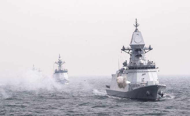 [서울=뉴시스] 3월 25일 서해상에서 진행된 제10회 서해수호의 날 계기 전 해역 해상기동훈련에서 2함대 호위함과 유도탄고속함이 대함 일제사격을 하고 있다. (사진=해군 제공) 2025.03.26. photo@newsis.com *재판매 및 DB 금지