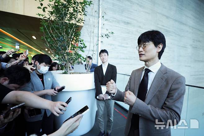[성남=뉴시스] 이해진 네이버 창업자가 26일 오전 경기 성남시 그린팩토리(네이버 제1사옥)에서 열린 네이버 제26기 정기 주주총회 후 취재진 질문에 답하고 있다. (사진=네이버 제공)