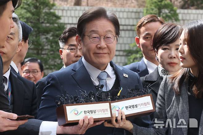 [서울=뉴시스] 사진공동취재단 = 이재명 더불어민주당 대표가 26일 서울 서초구 서울고등법원에서 열린 공직선거법 위반 사건의 항소심 선고에 출석하고 있다. 2025.03.26. photo@newsis.com