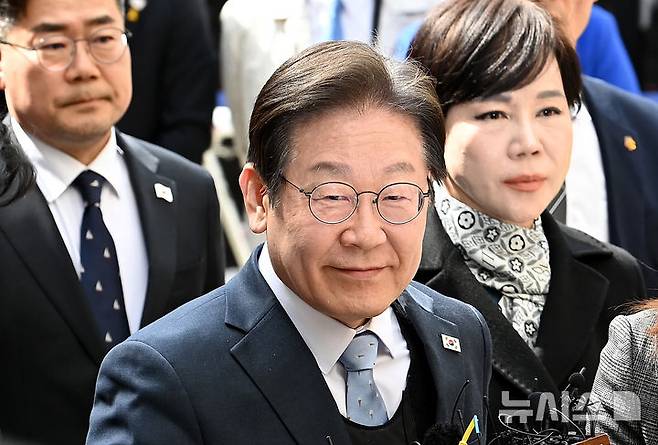 [서울=뉴시스] 사진공동취재단 = 이재명 더불어민주당 대표가 26일 서울 서초구 서울고등법원에서 열린 공직선거법 위반 혐의 2심 선고 공판에 출석하고 있다. 2025.03.26. photo@newsis.com