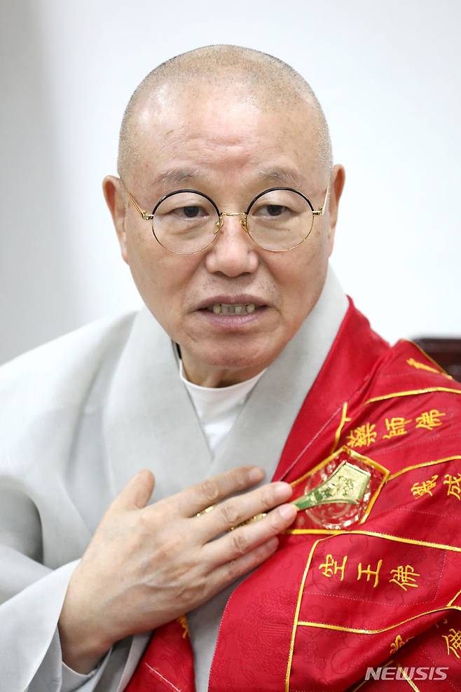 [서울=뉴시스] 박진희 기자 = 한국불교태고종 제28대 총무원장 상진스님이 지난 2일 서울 종로구 한국불교태고종중앙회에서 인터뷰를 하고 있다. 2023.08.05. pak7130@newsis.com