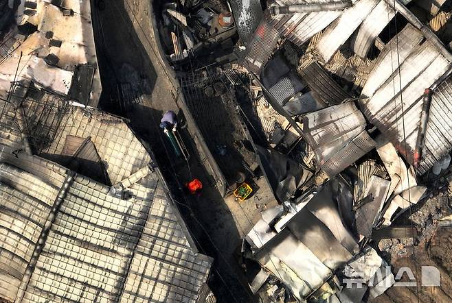 [영덕=뉴시스] 이무열 기자 = 26일 경북 영덕군 영덕읍 노물리 마을이 산불로 전소돼 폐허가 되어 있다. 2025.03.26. lmy@newsis.com