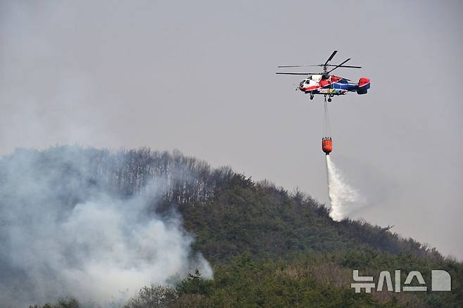 [하동=뉴시스] 차용현 기자 = 26일 오후 경북 의성에서 발생한 헬기추락 사고로 인해 운행을 중단했던 산불진화헬기가 대형 산불을 상황을 고려해 경남 하동군 옥종면 산불현장에 재 투입되고 있다. 2025.03.26. con@newsis.com