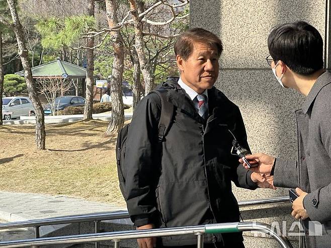 [대전=뉴시스] 김도현 기자 = 26일 오전 대전 서구 둔산동 대전지법에서 통계법 등 위반 혐의로 기소된 김수현 전 청와대 정책실장이 재판을 받기 위해 법원으로 들어오고 있다. 2025.03.26.kdh1917@newsis.com