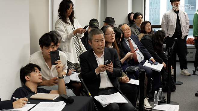 진실화해위원회의 발표 내용을 듣고 있는 해외 입양인들.