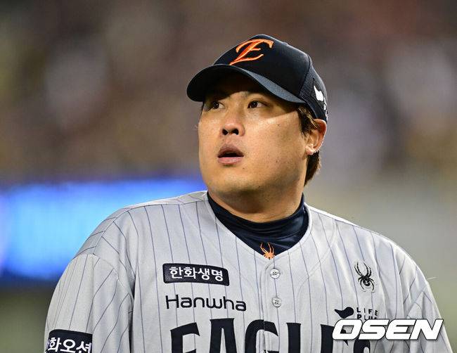 [OSEN=잠실, 김성락 기자] 25일 서울 잠실야구장에서 2025 신한 SOL Bank KBO리그 LG 트윈스와 한화 이글스의 경기가 열렸다.홈팀인 LG 트윈스는 에르난데스를 선발로, 원정팀 한화 이글스는 류현진을 선발로 내세웠다.6회말 종료 후 한화 류현진이 더그아웃으로 이동하고 있다. 2025.03.25 / ksl0919@osen.co.kr