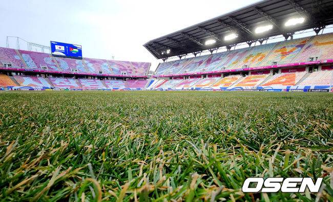 [OSEN=수원, 지형준 기자] 홍명보호가 이번에도 승리하지 못했다. 요르단과 아쉬운 무승부를 거두면서 3경기 연속 승점 1점을 추가하는 데&nbsp;만족해야 했다.홍명보 감독이&nbsp;이끄는 대한민국 축구대표팀은 25일 오후 8시 수원월드컵경기장에서 열린 2026 국제축구연맹(FIFA) 북중미 월드컵 아시아지역 3차 예선 B조 8차전에서 요르단과 1-1로 비겼다.이제 한국은 승점 16(4승 4무)으로 불안한 조 1위를 유지 중이다. 2위 요르단(승점 13), 한 경기 덜 치른 이라크(승점 12)와 격차가 크지 않다. 6월 A매치 결과에 따라 뒤집힐 가능성도 충분하다.수원월드컵경기장 잔디 상태. 2025.03.25 / jpnews@osen.co.kr