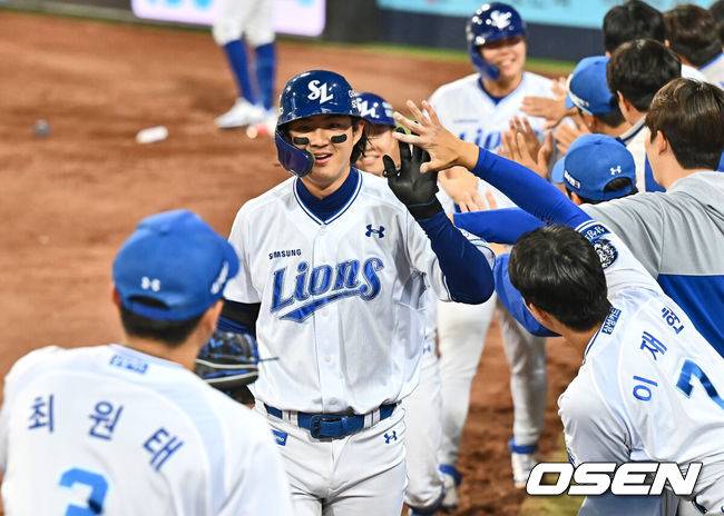 [OSEN=대구, 이석우 기자] 25일 대구삼성라이온즈파크에서 2025 신한 SOL 뱅크 KBO 리그 삼성 라이온즈와 NC 다이노스의 경기가 열렸다. 홈팀 삼성은 최원태가, 방문팀 NC는 최성영이 선발 출전했다. 삼성 라이온즈 구자욱이 4회말 1사 1,2루 우월 3점 홈런을 치고 하이파이브를 하고 있다. 2025.03.25 / foto0307@osen.co.kr