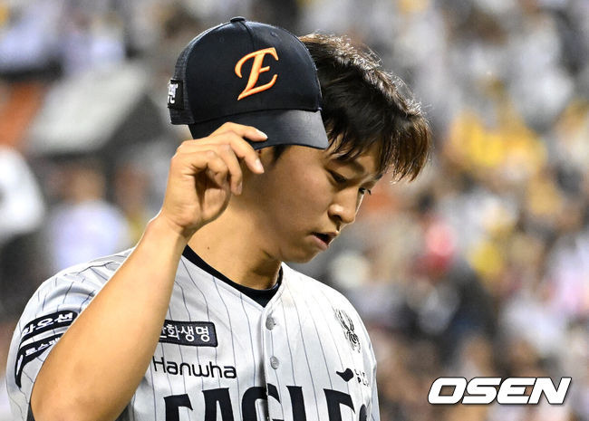[OSEN=잠실, 이대선 기자] 26일 오후 서울 잠실야구장에서 2025 신한 SOL Bank KBO리그 LG 트윈스와 한화 이글스의 경기가 열렸다.LG는 임찬규, 한화는 엄상백을 선발 투수로 내세웠다.5회말 2사 2루에서 한화 엄상백이 마운드를 내려가고 있다. 2025.03.26 /sunday@osen.co.kr