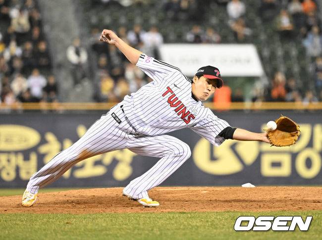 [OSEN=잠실, 이대선 기자] 프로야구 LG 트윈스 투수 임찬규가 데뷔 첫 완봉승을 거뒀다.&nbsp;LG는 26일 서울 잠실구장에서 열린 2025 KBO리그 한화와&nbsp;경기에서 4-0으로 승리했다.&nbsp;LG 선발투수 임찬규는 2피안타 2볼넷 5탈삼진 무실점으로 완봉승을 장식했다.&nbsp;8회까지 87개를 던지며 무실점을 이어간 임찬규는 9회에도 마운드에 올랐다. 첫 타자 김태연을 초구에 3루수 땅볼로 아웃을 잡았다. 문현빈을 97구째 투수 직선타로 잡아냈다.&nbsp;플로리얼을 상대로 투수 땅볼로 처리하며 완봉승에 성공했다.9회초 2사에서 LG 임찬규가 한화 플로리얼을 땅볼로 처리하고 있다. 2025.03.26 /sunday@osen.co.kr