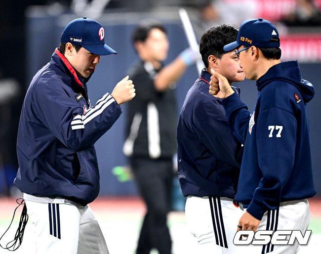 [OSEN=수원, 최규한 기자] 두산 이승엽호가 3전4기 끝 감격의 시즌 첫 승을 맛봤다. 프로야구 두산 베어스는 26일 수원KT위즈파크에서 펼쳐진 2025 신한 SOL뱅크 KBO리그 KT 위즈와의 시즌 2차전에서 3-2로 승리했다. 두산은 3연패 늪에서 탈출하며 개막 4경기 만에 시즌 첫 승을 신고했다. 1승 3패. 반면 3연승이 좌절된 KT는 2승 2패가 됐다. 경기를 마치고 승리한 두산 이승엽 감독과 승리투수 최승용이 인사를 나누고 있다. 2025.03.26 / dreamer@osen.co.kr