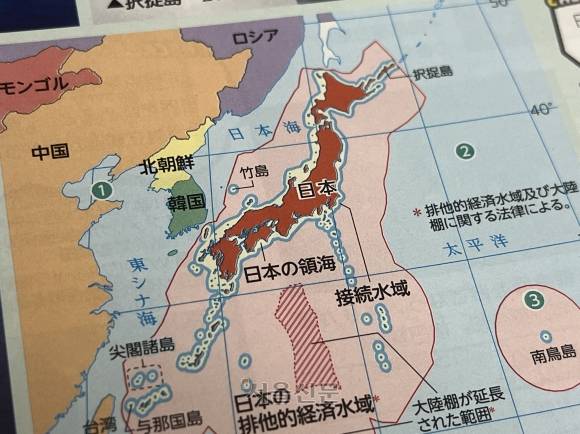 일본 정부가 25일 독도를 ‘일본의 고유 영토’로 왜곡 주장한 고교 교과서 상당수를 검정 심사에서 통과시켰다. 이번 심사를 통과한 한 사회과 교과서에 독도를 일본 영해 속에 표시한 지도가 실려 있다. 도쿄 명희진 기자