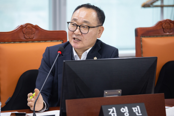 김영민 의원이 지반침하 또는 싱크홀(공동) 발생을 사전 예방하기 위해 현장 점검 및 협의체 구축의 내용을 담은 ‘경기도 지하안전 관리 및 유지에 관한 조례 일부개정조례안’을 발의한 후 개정취지를 밝히고 있다.