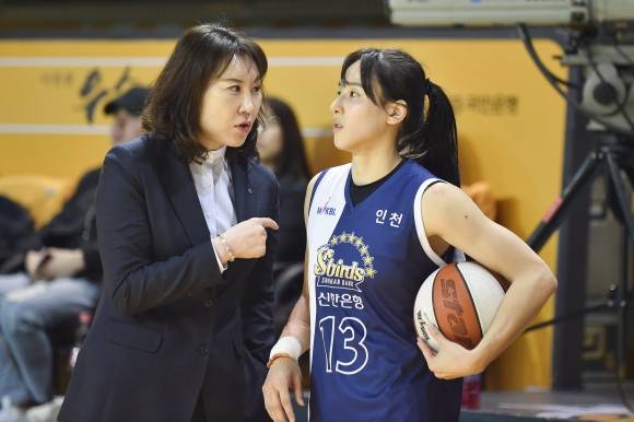 정선민 부천 하나은행 코치가 2018년 3월 인천 신한은행 코치를 맡아 당시 소속팀 선수였던 김단비를 지도하고 있다. WKBL 제공
