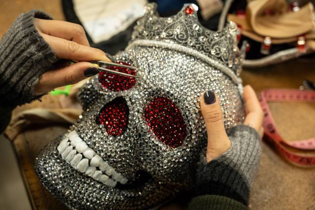 하우스 오브 댄싱 워터 공연에 사용되는 해골 가면의 모습. 크리스털이 인상적이다. 공연 전체 의상·장비를 위해 스와로브스키 크리스털 35만 개가 쓰였다. 이경운 기자.